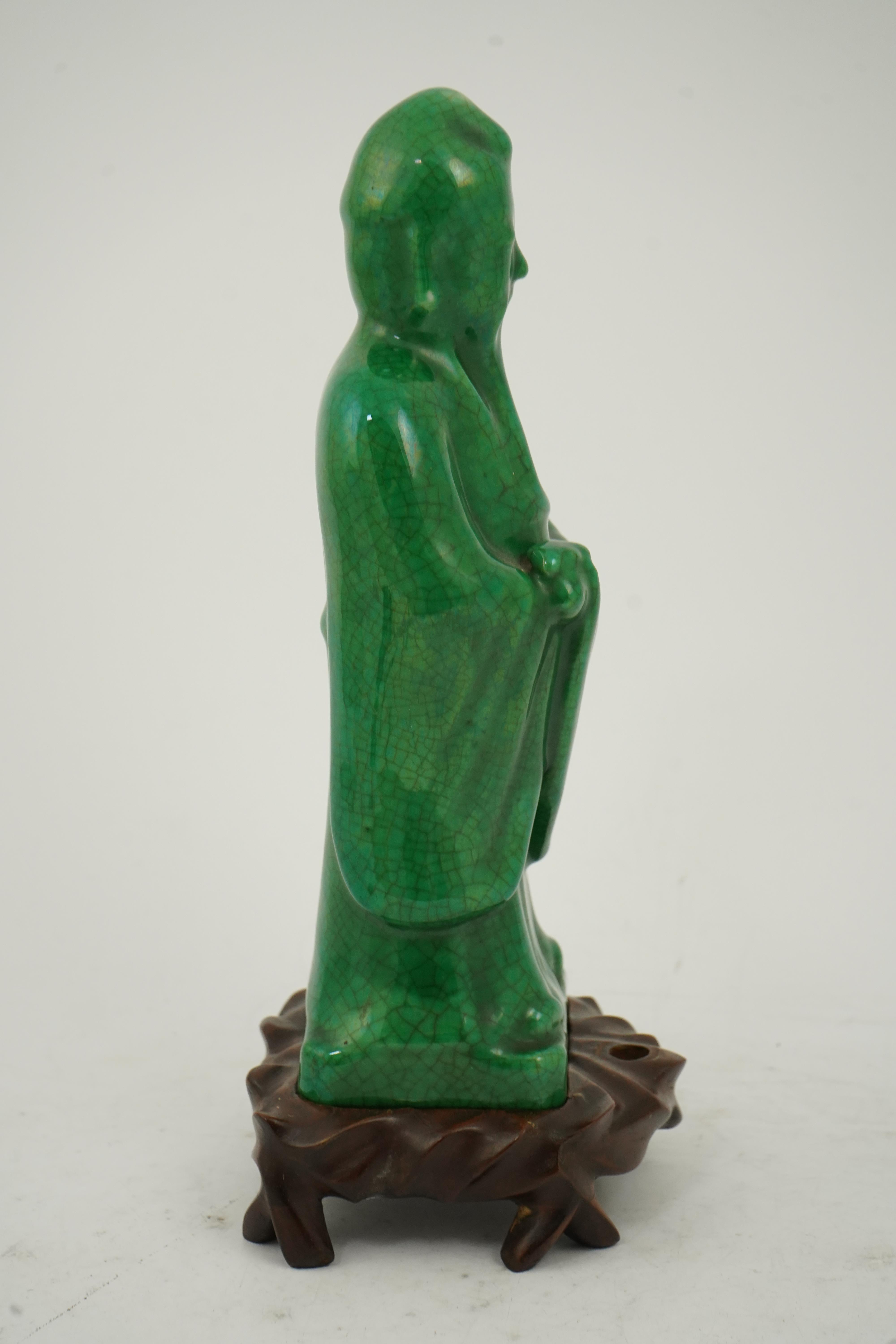 A Chinese green crackle-glazed figure of Shouxing, 18th/19th century